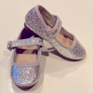VGUC SZ 7 GAP SILVER MARY JANE SHOES